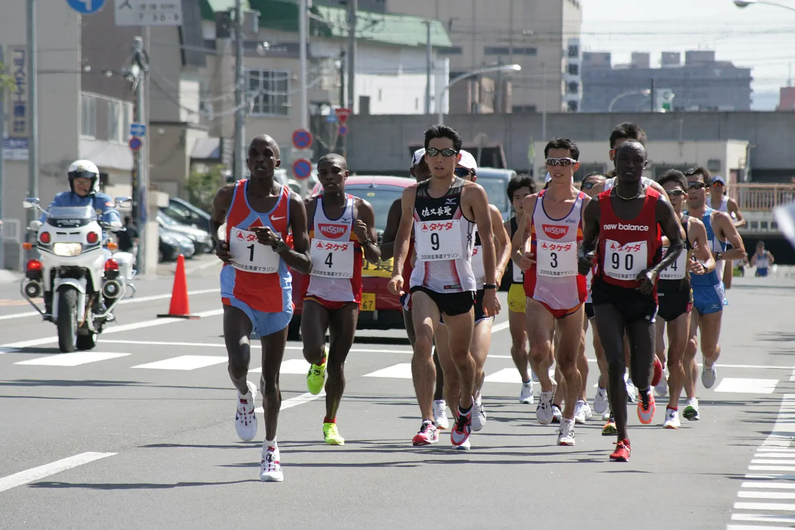 Pack of runners on a Sapporo street at the 2008 Hokkaido Marathon